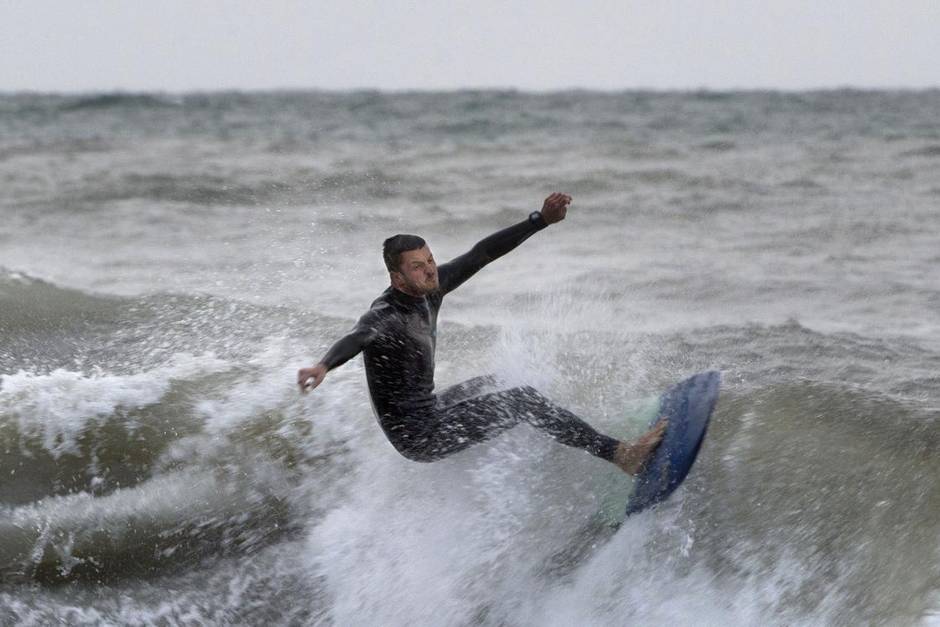 lake surfing