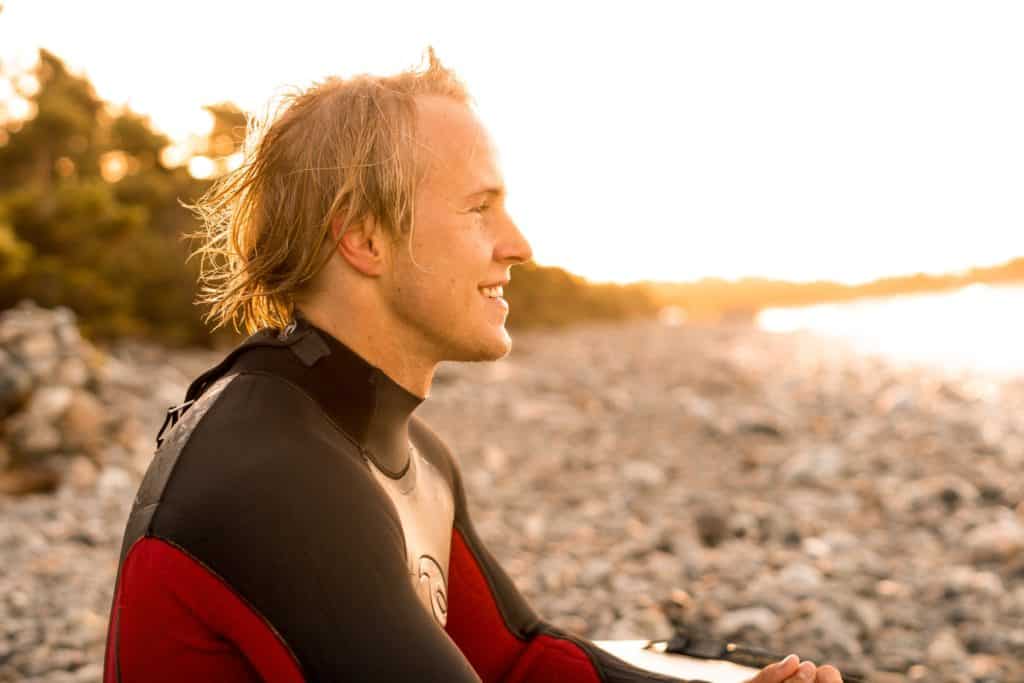 Surfer Hair: 20 Best Surf Hairstyles For Men - wide 9